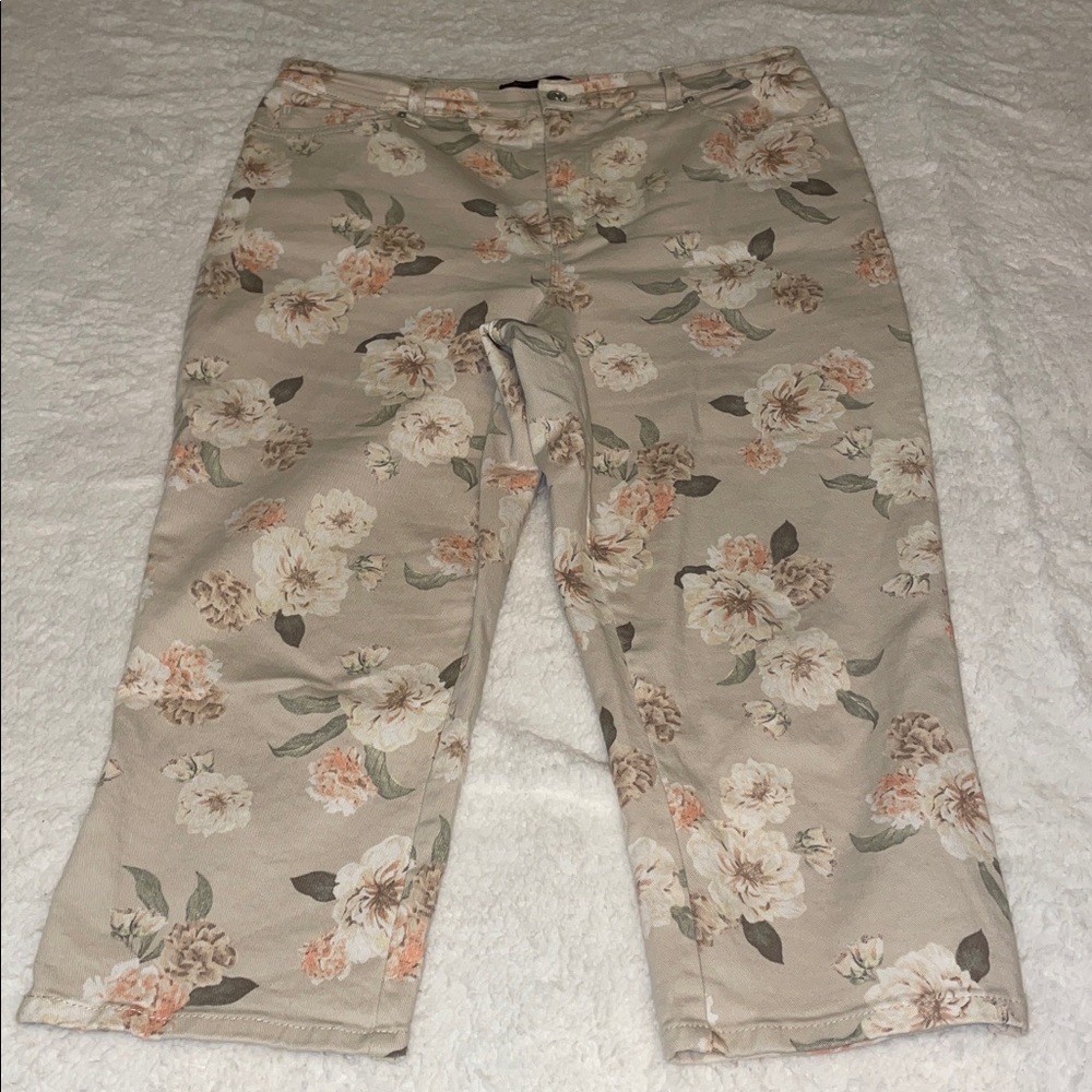 Gloria Vanderbilt Beige Floral Women's Capris. Size 14. - Picture 2 of 10